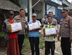 AKBP Siswantoro Blusukan dan Bagikan Paket Sembako Kepada Warga yang Membutuhkan dan Kaum Duafa