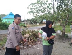 Polsek Simpang Teritip Bangka Barat, Bagikan Takjil kepada Masyarakat Dan Juga Kepada Pengendara Dijalan