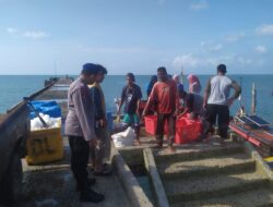 Sat Polair laksanakan Patroli Dialogis Di Sekitar Pesisir Pantai Mentok Guna Menciptakan Rasa Aman Bagi Warga