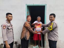 Polres Bangka Barat Tabur Berkah di Bulan Ramadhan dengan Bagikan Sembako kepada Warga Kurang Mampu