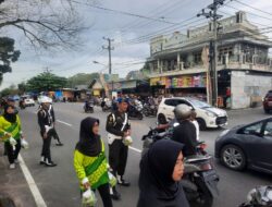 Subdenpom 11/4-2 Bka Bagikan Takjil di Seputaran Jalan Muntok