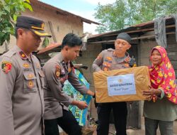 Kapolres Bangka Barat Bersama Ibu Ketua Bhayangkari Cabang Bangka Barat, Salurkan Bantuan Sembako Kepada Warga