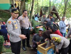 Kapolres Sukabumi “Bagikan Eskrim Gratis Dikawasan Wisata Cikundul”