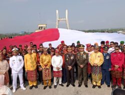 Prajurit Korem 045/Gaya Bentangkan Bendera Merah Putih Dengan Panjang 78 Meter Diatas Jembatan Emas