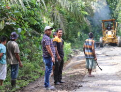 Prihatin dengan Kondisi Jalan Desa Rusak,Pengusaha Muda ini perbaiki Jalan Pakai Dana Pribadi