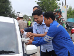 PLTU Nagan Raya Bagikan Ratusan Paket Takjil Untuk Warga