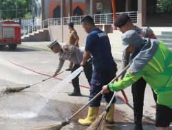 Kolaborasi Lintas Sektor Disperkim Sukabumi Semprot Bersih Track Cangehgar,