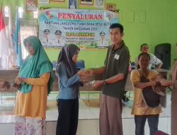 Dihadiri Sekcam Abung Kunang, Kades Viterleni Bagikan BLT DD Beringin