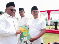 Ratusan Santri Sambut Ketua DPRD Kabupaten Sukabumi Dengan Gema Sholawat di Alun Alun Cisaat