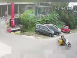 Jalur Maut Bukit Kemuning Kembali Makan Korban, Kecelakaan Beruntun Terekam CCTV Libatkan Ibu Gendong Anak hingga Petugas Keamanan