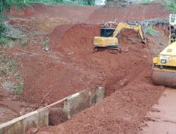 Tanggul Saluran Way Bumi Agung Tergerus, Kini Mulai Diperbaiki