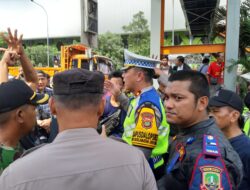 Polres Metro Bekasi Kota berikan pelayanan yang humanis dalam Aksi Mogok Supir Organda di depan GOR Bekasi
