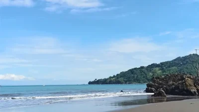 Pesona Pantai Karang Haji Surga Tropis di Teluk Pelabuhanratu Sukabumi