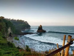 Pesona Pantai Karang gantungan Tanah Lot Versi Sukabumi Eksotis Asri dan Megah